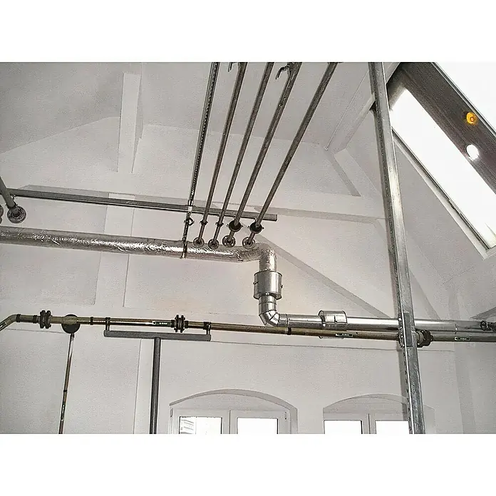 UBB Montagerail - Profiel: 27/18, Lengte: 2 m - Interieur met leidingen en ventilatiesystemen gemonteerd aan een wit plafond, dat een industriële of technische installatie laat zien.
