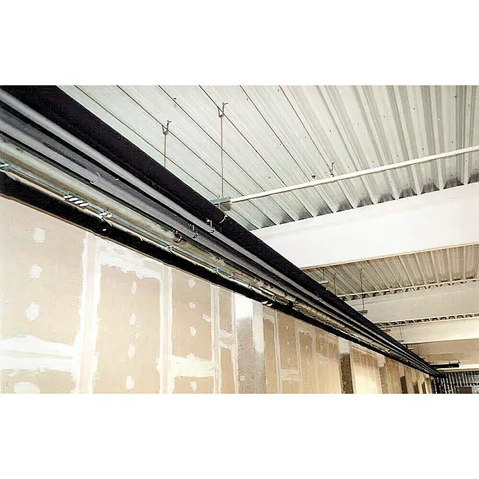 UBB Montagerail - Profiel: 27/18, Lengte: 2 m - De afbeelding toont een installatie van leidingen en kabels onder een plafond, gedeeltelijk geïsoleerd, in een onafgemaakte kamer.