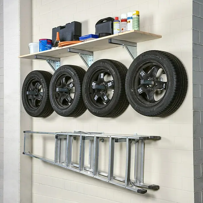 UBB Railconsole - Profiel: 27/18, Lengte: 300 mm - Garage-organisatie met banden aan de muur, een ladder en een plank voor gereedschap en accessoires.
