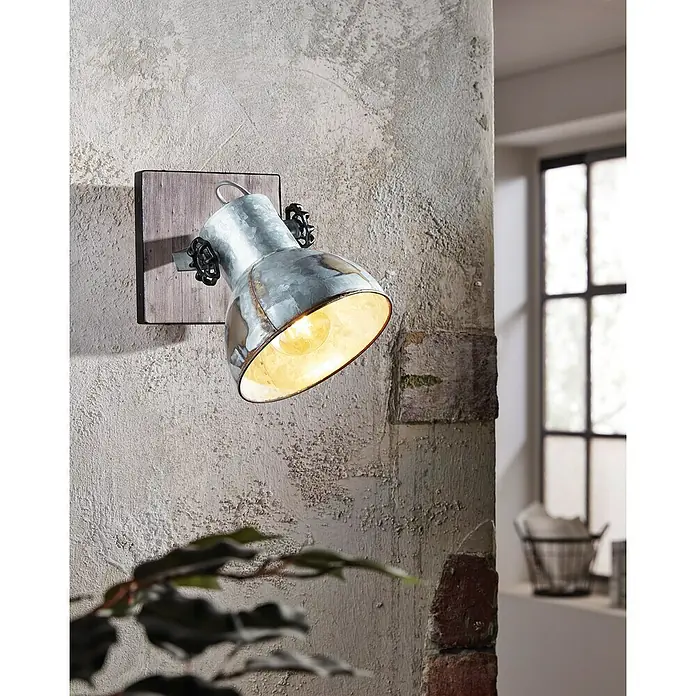 Eglo Barnstaple Wandstrahler - 40 W, E27 - Metallene Wandleuchte im Industrie-Look, montiert auf einer Holzplatte, die ein warmes, einladendes Licht in den Raum wirft.