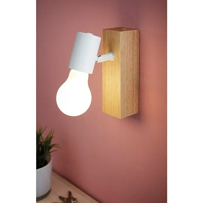 Eglo Townshend 3 Wandleuchte - 60 W, L x B x H: 10 x 5 x 17 cm, Braun, E27 - Nahaufnahme einer modernen Wandleuchte mit einem Holzsockel und einer weißen Lampenfassung, die eine helle Glühbirne hält.