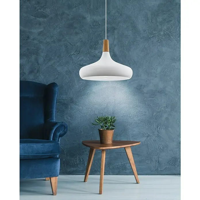 Eglo Pendelleuchte rund Sabinar - 60 W, Ø x H: 400 mm x 110 cm, E27 - Elegante Pendelleuchte in Weiß mit Holzelement über einem Beistelltisch mit Pflanze, vor einer strukturierten blauen Wand.