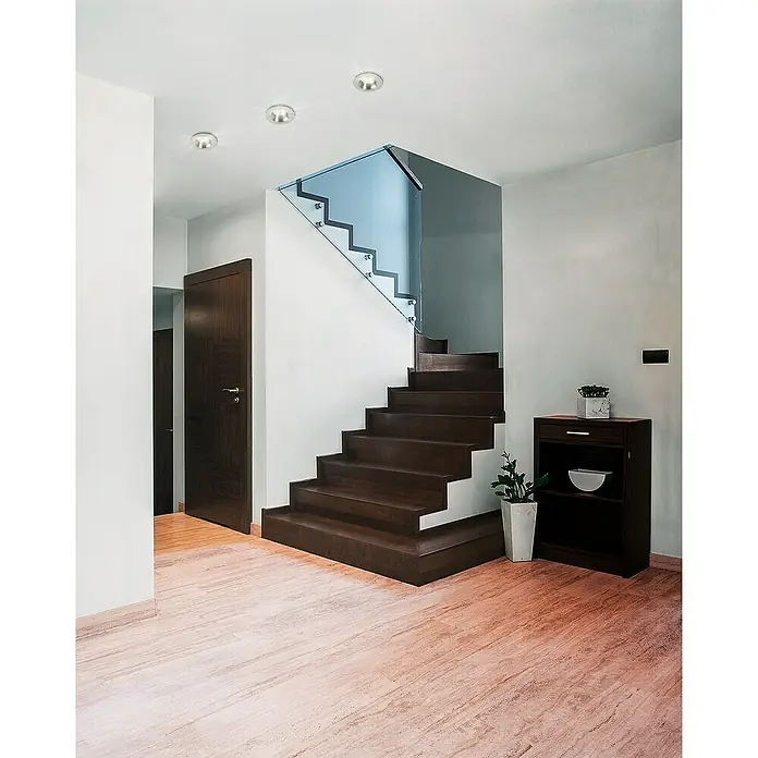 Eglo LED-Einbauleuchte rund Saliceto - 6 W, Ø x H: 8,8 x 4,2 cm, Nickel matt, Warmweiß - Innenaufnahme eines Treppenhauses mit Holzstufen, Glasgeländer und eingelassenen Deckenleuchten, die für eine helle und moderne Atmosphäre sorgen.