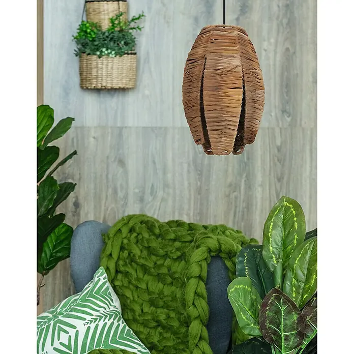 Eglo Pendelleuchte Mongu 1 - Höhe: 110 cm - Nahaufnahme einer braunen Rattan-Hängelampe, die ein warmes, natürliches Ambiente in einem stilvollen Raum schafft.