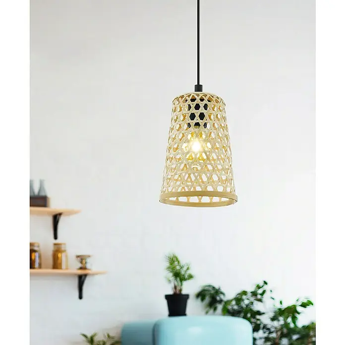 Eglo Claverdon Pendelleuchte - Höhe: 110 cm - Eine Nahaufnahme einer hängenden Lampenschirm aus Bambus, der eine warme, einladende Atmosphäre ausstrahlt. Die Lampe ist modern und umweltfreundlich.