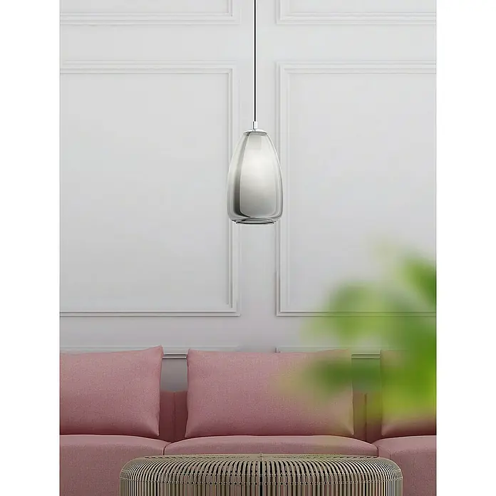 Eglo Pendelleuchte Alobrase - Höhe: 110 cm, Anzahl Leuchtmittel: 1 Stk., Chrom - Moderne Hängelampe mit silberner Oberfläche über einem Wohnbereich mit rosa Sofa und Couchtisch, die Eleganz und modernes Design vereint.