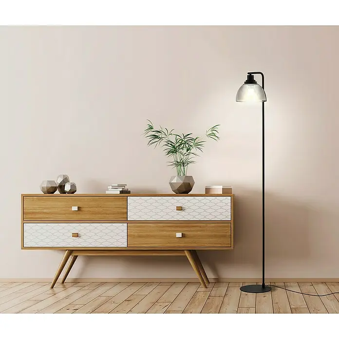 Eglo Staande lamp Beleser - Hoogte: 150,5 cm - Een modern interieur met een houten dressoir en een elegante vloerlamp, die een warm licht verspreidt.