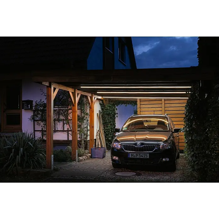 Paulmann LED traka - Duljina: 5 m, Topla bijela, 20 W - Slika prikazuje crni automobil ispod nadstrešnice s LED rasvjetom, stvarajući modernu i ugodnu atmosferu.