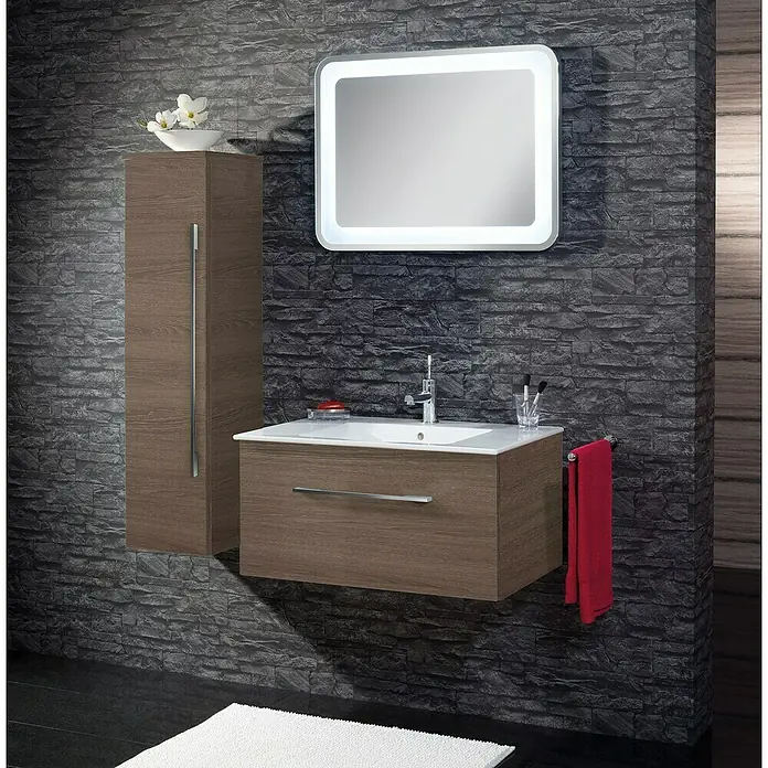 Camargue Stella LED-Lichtspiegel - 80 x 60 cm, Mit Kippschalter, Mit abgerundeten Kanten - Modernes Badezimmer-Interieur mit beleuchtetem Spiegel, Waschtischunterschrank und Hochschrank in Holzoptik vor einer grauen Steinwand.