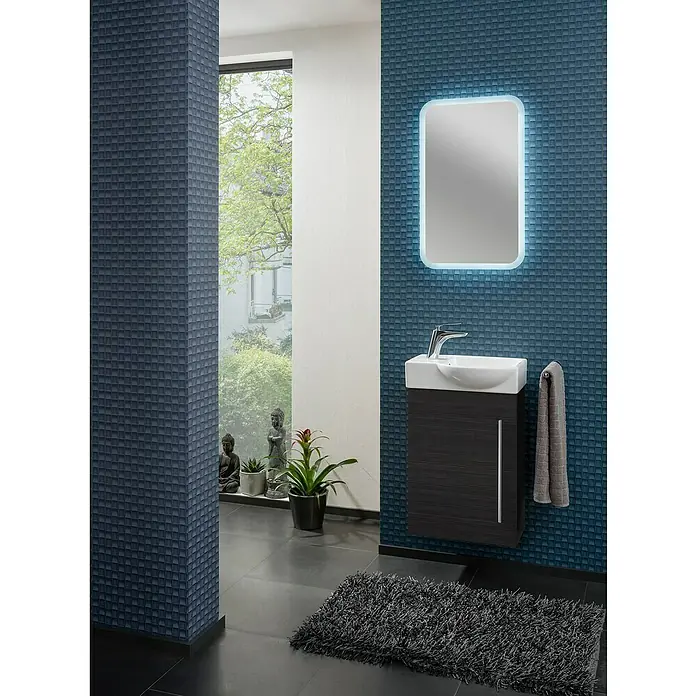 Camargue Stella K welcome LED-Lichtspiegel - 45 x 73 cm, LED - Modernes Badezimmer mit Waschtischunterschrank in Holzoptik, beleuchtetem Spiegel und grauem Teppich. Stilvolle Badgestaltung mit dunklen Akzenten.