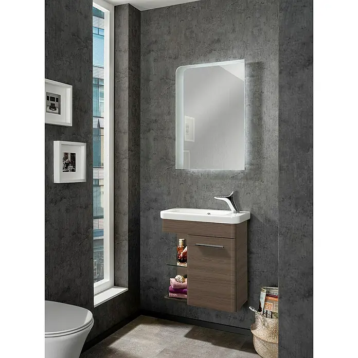 Camargue Faro Mini Waschtischunterschrank - 55 x 29,5 x 55 cm, Bewegungsmelder mit LED-Beleuchtung, Eiche Maron - Badezimmer-Interieur mit modernem Waschtisch mit Waschbecken, Spiegel und Handtüchern. Die grauen Wände sorgen für eine stilvolle Atmosphäre.