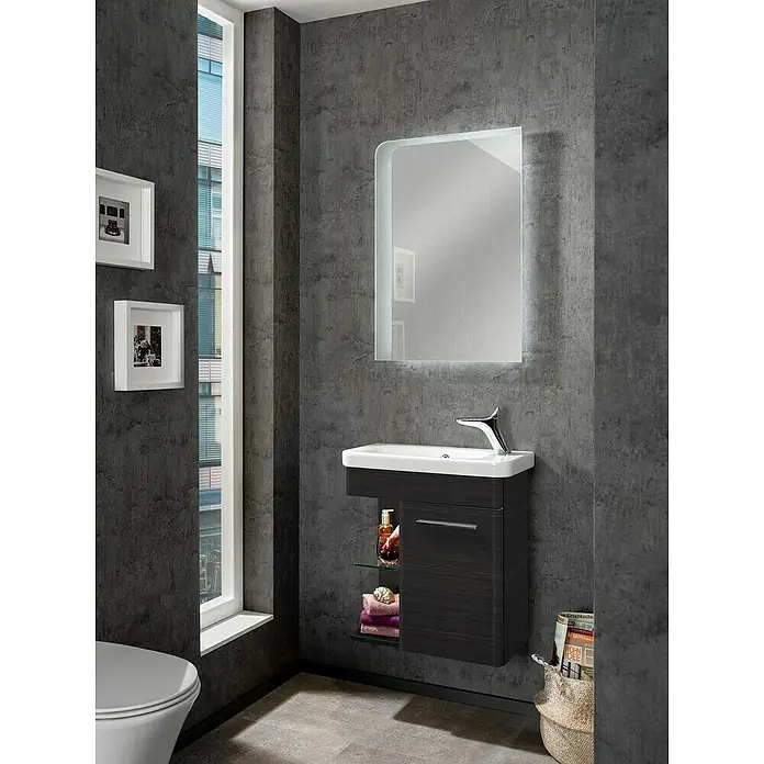 Camargue Faro Mini Waschtischunterschrank - 55 x 29,5 x 55 cm, Bewegungsmelder mit LED-Beleuchtung, Darkoak - Ein modernes Badezimmer mit einem dunklen Waschtisch mit einem integrierten Waschbecken und einem beleuchteten Spiegel an der Wand.
