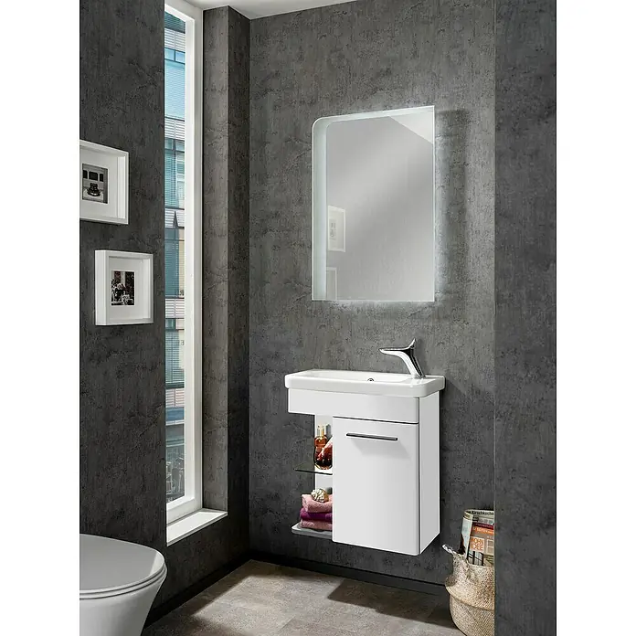 Camargue Faro Mini Waschtischunterschrank - 55 x 29,5 x 55 cm, Bewegungsmelder mit LED-Beleuchtung, Weiß - Modernes Badezimmer mit weißem Waschtischunterschrank, Spiegelschrank und grauen Wänden. Das Badezimmer hat ein minimalistisches und stilvolles Design.