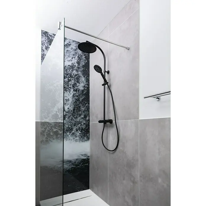 Camargue Duschsystem New York - Mit Thermostatarmatur, Anzahl Strahlarten: 3 Stk., Schwarz - Eine moderne Dusche mit schwarzer Duscharmatur und einer Duschwand mit Wasserfalldekor, die ein stilvolles Badezimmerambiente schafft.
