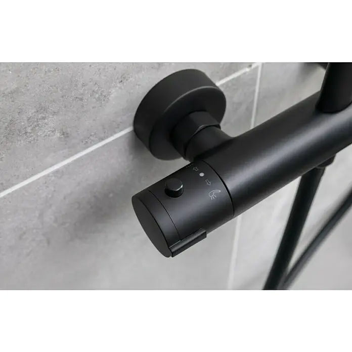 Camargue Duschsystem New York - Mit Thermostatarmatur, Anzahl Strahlarten: 3 Stk., Schwarz - Nahaufnahme einer mattschwarzen Duscharmatur, die an einer grauen, gefliesten Wand montiert ist, mit Fokus auf die Bedienelemente und Symbole.