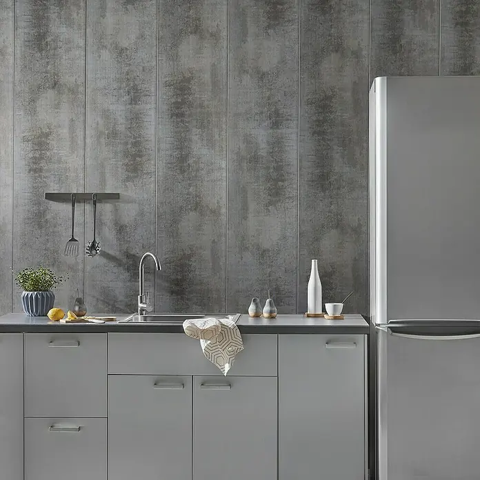 Grosfillex Panel de revestimiento Attitude Metal - 260 cm x 37,5 cm x 8 mm - Cocina moderna con diseño gris con fregadero, grifo, encimera y refrigerador integrado. Utensilios de cocina colgados en la pared.