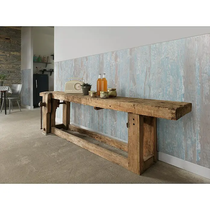 Grosfillex Panel de revestimiento Element Wood Compact Cabane Azul - 120 cm x 15,4 cm x 6 mm - Mesa rústica de madera con radio vintage, botellas y decoración. Ideal para recibidor o salón, aportando un toque de estilo campestre.