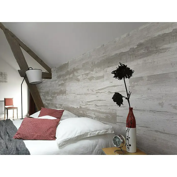 Grosfillex Panel de revestimiento Element Wood Compact Cabane Natural - 120 cm x 15,4 cm x 6 mm - Dormitorio con cama, mesita de noche y florero. La pared tiene un patrón de madera, y hay una viga en el techo.