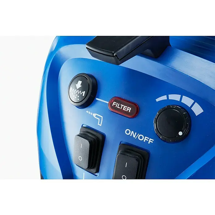 Nilfisk Nass-Trockensauger Multi II 30 T Inox VSC - 1.400 W, Behältervolumen: 30 l - Nahaufnahme eines blauen Sprühgeräts mit Knöpfen und Schaltern zur Steuerung von Filter, Sprüheinstellungen und Ein/Aus-Funktion.