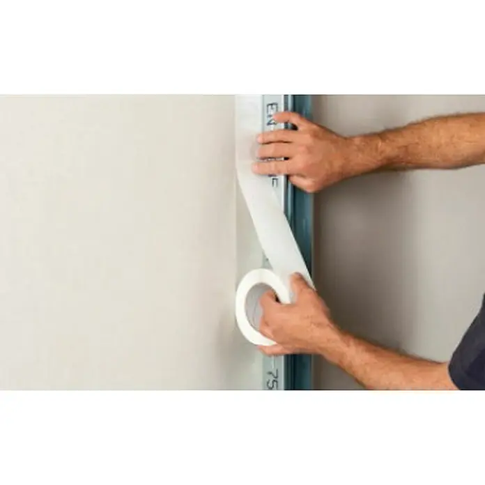 Probau Abschlussband Trennfix - 50 m x 65 mm, Einseitig klebend - Ein Mann befestigt mit Klebeband eine Metallschiene an einer Wand, um ein solides und dauerhaftes Ergebnis zu erzielen.