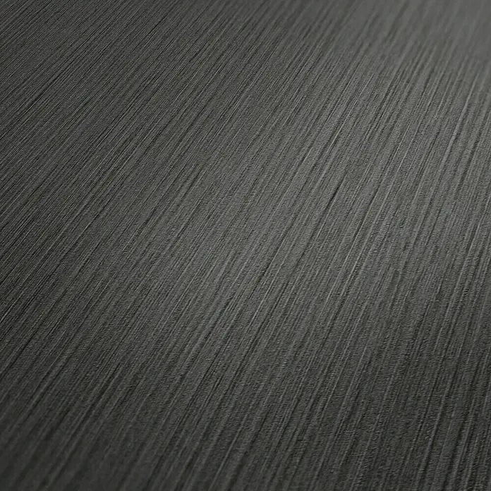 my look Diamant Vliestapete Längsstruktur - Anthrazit, Linienförmig strukturiert, Uni, 10,05 x 0,53 m - Nahaufnahme einer dunklen Oberfläche mit subtilen linearen Texturen, die Tiefe und eine moderne Ästhetik vermitteln.