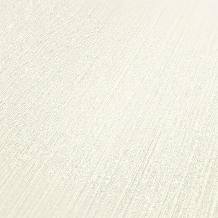 my look Diamant Vliestapete Längsstruktur - Weiß, Linienförmig strukturiert, Uni, 10,05 x 0,53 m - Nahaufnahme einer eleganten, cremefarbenen Tapete mit feiner, texturierter Oberfläche und subtilen, diagonal verlaufenden Linien.