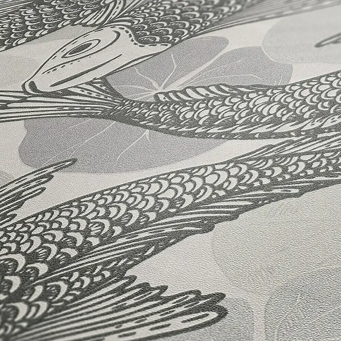 AS Creation Metropolitan Stories II Vliestapete Koi - Weiß/Grau, Tieroptik, 10,05 x 0,53 m - Nahaufnahme einer grauen Tapete mit Koi-Fisch-Motiv und Seerosenblättern, die ein beruhigendes und elegantes Ambiente schafft.