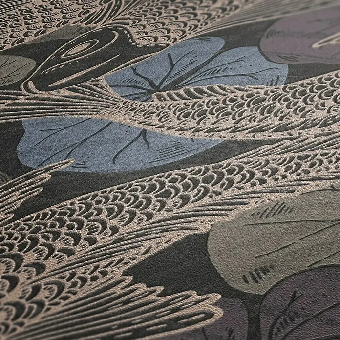 AS Creation Metropolitan Stories II Vliestapete Koi - Blau, Tieroptik, 10,05 x 0,53 m - Nahaufnahme einer strukturierten Oberfläche mit Fischschuppenmuster, Blättern und einem dekorativen Element.