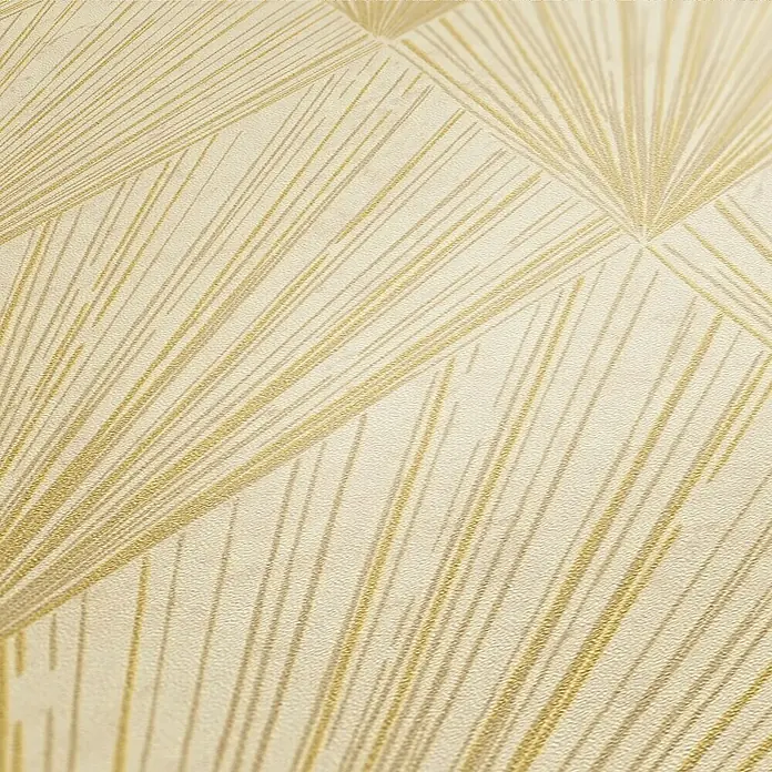 AS Creation Metropolitan Stories II Vliestapete Artdeco - Beige/Gold/Creme, Grafisch, 10,05 x 0,53 m - Nahaufnahme einer goldenen Tapete mit einem geometrischen Fächer-Muster für ein elegantes und modernes Interieur.
