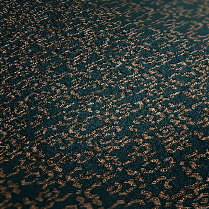 AS Creation Metropolitan Stories II Vliestapete Metallornament - Blau, Ornament, 10,05 x 0,53 m - Nahaufnahme eines Stoffes mit Leopardendruckmuster in den Farben Dunkelblau und Gold.