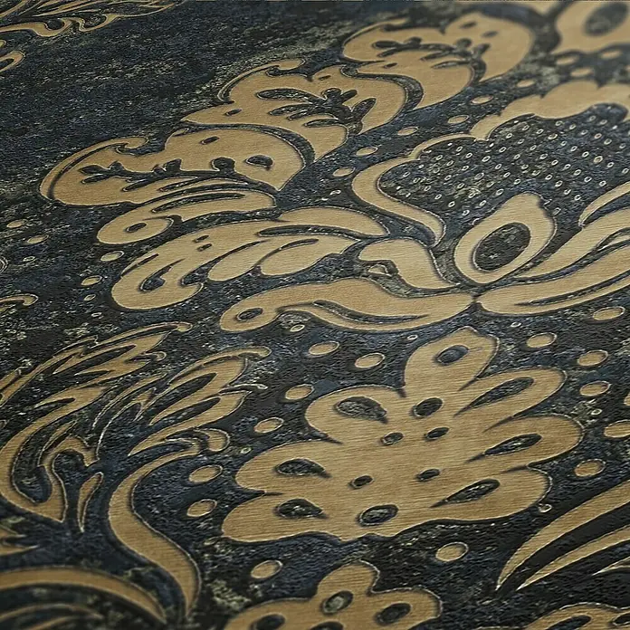 AS Creation Metropolitan Stories II Vliestapete Damask - Blau/Gold, Ornament, 10,05 x 0,53 m - Nahaufnahme eines dekorativen Wandpaneels mit einem eleganten, floralen Muster in Gold und Dunkelblau, das eine luxuriöse Atmosphäre schafft.