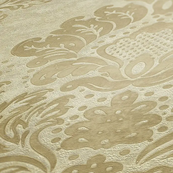 AS Creation Metropolitan Stories II Vliestapete Damask - Beige/Gold/Creme, Ornament, 10,05 x 0,53 m - Nahaufnahme einer Tapete mit floralem Muster in Beige- und Goldtönen, die eine elegante und raffinierte Textur zeigt.