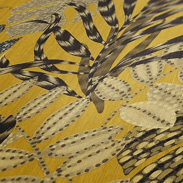 AS Creation Metropolitan Stories II Vliestapete Blätter - Gelb, Floral, 10,05 x 0,53 m - Nahaufnahme eines Stoffes mit botanischem Muster in Gelb-, Grau- und Schwarztönen, ideal für dekorative Projekte.