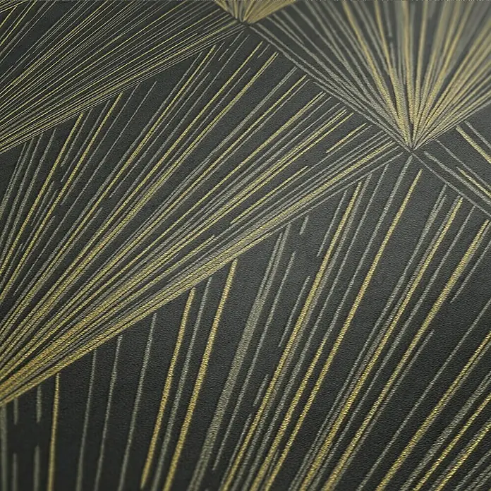 AS Creation Metropolitan Stories II Vliestapete Artdeco - Schwarz/Gold, Grafisch, 10,05 x 0,53 m - Nahaufnahme einer stilvollen Tapete mit goldenen und grauen geometrischen Linien auf dunklem Hintergrund, die ein modernes Design zeigt.