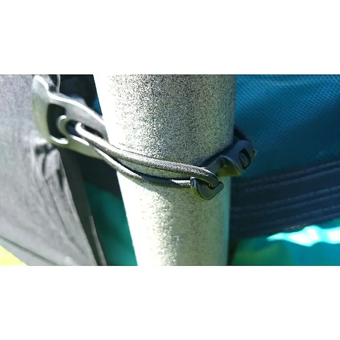 Clips Holdon Midi - 4 Stk., Weiß - Nahaufnahme eines Packsackriemens, der ein graues Rohr mit einem schwarzen Gummiband und einem Schnallenverschluss befestigt, ideal für Camping und Outdoor.