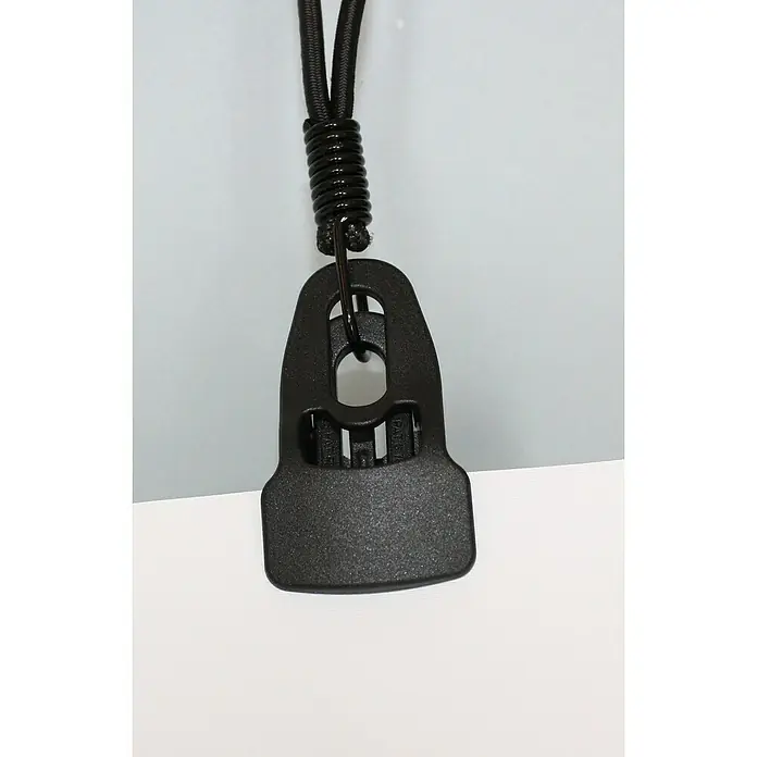 Clips Holdon Midi - 4 Stk., Schwarz - Nahaufnahme eines schwarzen Schlüsselbandclips mit Kordel auf einem weißen Hintergrund, der ein praktisches Produkt für den täglichen Gebrauch darstellt.