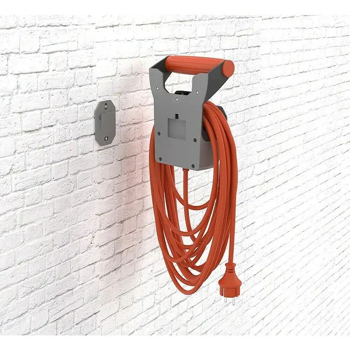 Produžni kabel - Broj šuko utičnica: 2 Kom., Siva-crvena, IP44, Dužina kabela: 10 m - Držač kabela pričvršćen na bijeli zid od opeke, s namotanim narančastim produžnim kabelom.