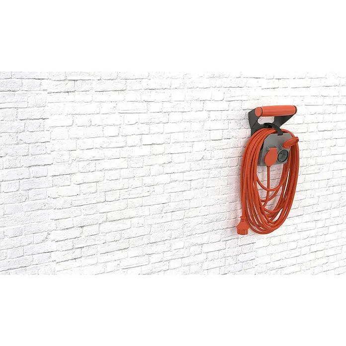 Produžni kabel - Broj šuko utičnica: 2 Kom., Siva-crvena, IP44, Dužina kabela: 10 m - Zidni kolut za kabel s narančastim kabelom na bijelom zidu od opeke.