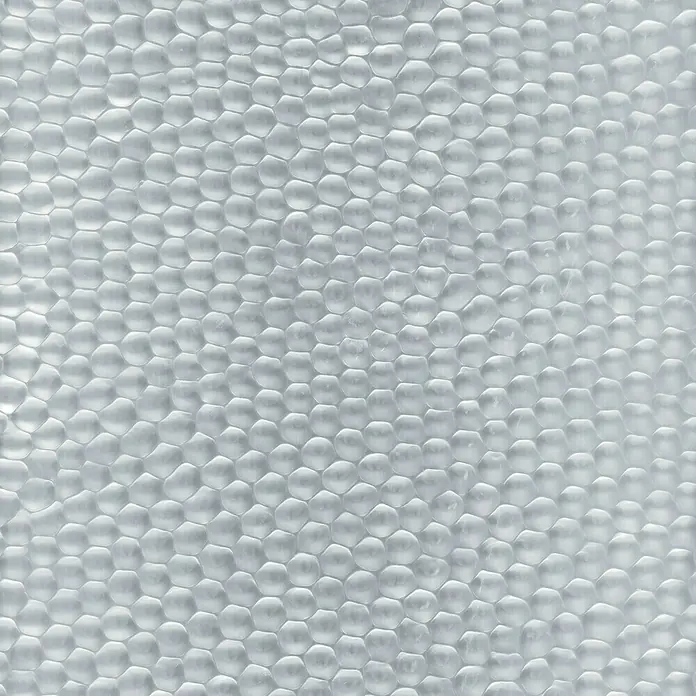 Kantoflex Prägeblech - L x B: 1.000 x 120 mm, Stärke: 0,5 mm, Gehämmert - Nahaufnahme von Polycarbonat-Mehrfachplatten mit wabenförmiger Zellstruktur für Lichtdurchlässigkeit und Isolation.