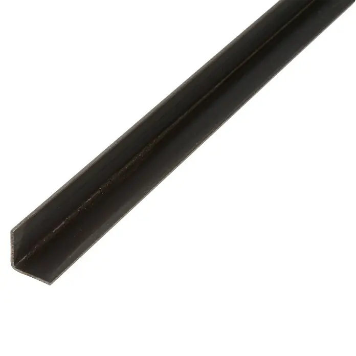 Kantoflex Winkeleisen - 2.000 x 25 x 25 mm, Stärke: 1,25 mm, Kaltgewalzter Stahl - Dunkelbraunes Winkelprofil auf schwarzem Hintergrund, ideal für Kanten- und Eckschutz. Dieses Profil bietet eine saubere und professionelle Lösung.