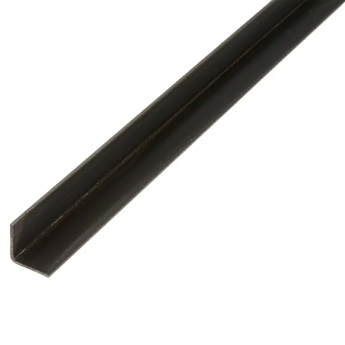 Kantoflex Winkelprofil - L x B x H: 1.000 x 20 x 20 mm, Stärke: 1,2 mm, Stahl, Schwarz - Nahaufnahme einer schwarzen Kantenschutzleiste. Schützt Kanten und verleiht eine saubere Optik, ideal für verschiedene Anwendungen im Innenausbau.