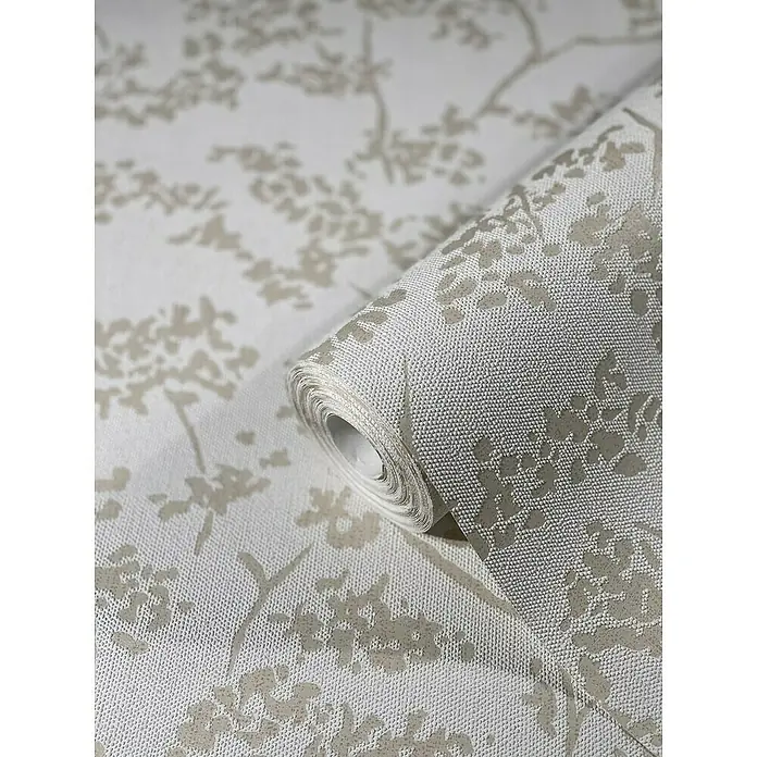 SCHÖNER WOHNEN-Kollektion New Spirit Vliestapete Blüten-Allover - Weiß/Gold, Floral, 10,5 x 0,53 m - Nahaufnahme einer Rolle Tapete mit zartem Blütenmuster in neutralen Farbtönen, perfekt für eine elegante Wandgestaltung.