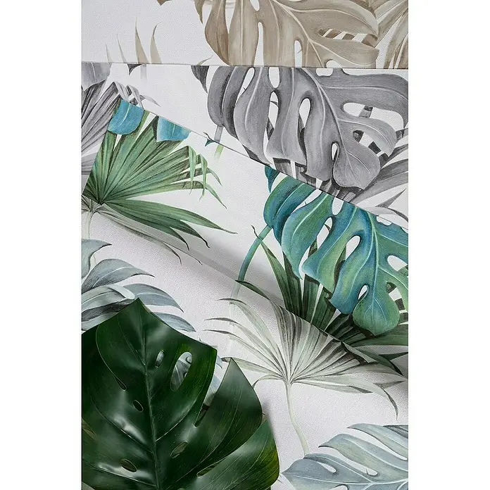 SCHÖNER WOHNEN-Kollektion New Spirit Vliestapete New Spirit - Grün/Weiß, Floral, 10,05 x 0,53 m - Nahaufnahme eines grünen Monstera-Blattes vor einem Hintergrund mit tropischen Blättern in verschiedenen Farben.