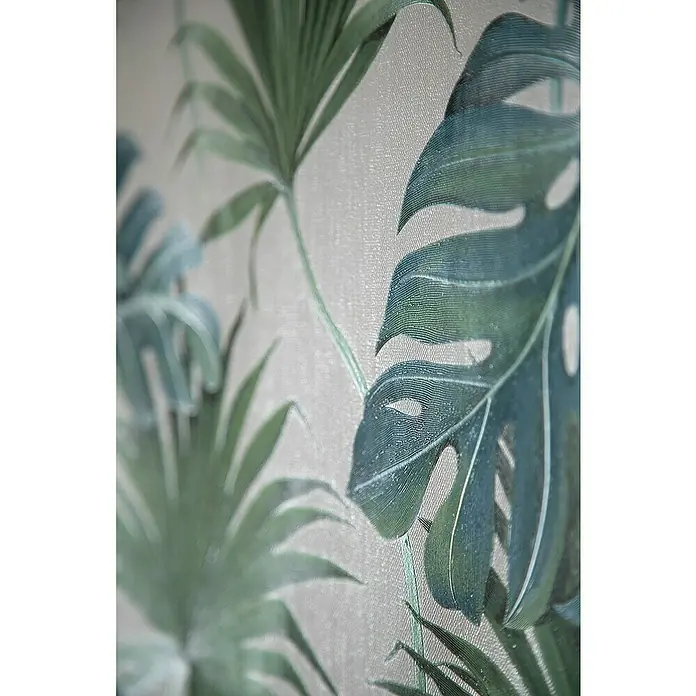 SCHÖNER WOHNEN-Kollektion New Spirit Vliestapete Fensterblatt - Grün/Weiß, Floral, 10,05 x 0,53 m - Nahaufnahme einer stilvollen Wandtapete mit tropischen Blättern. Das Blattmotiv verleiht jedem Raum eine frische und natürliche Note.