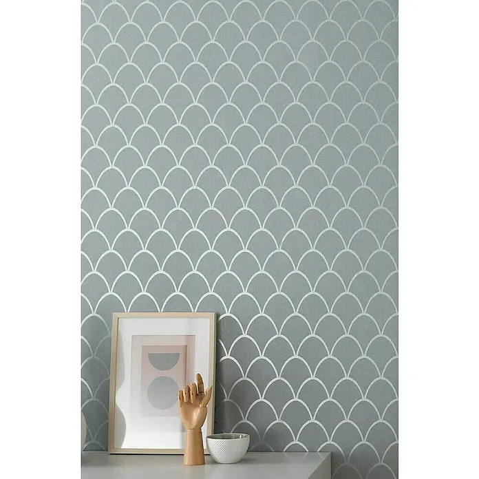 SCHÖNER WOHNEN-Kollektion New Spirit Vliestapete - Grün, Grafisch, 10,05 x 0,53 m - Nahaufnahme einer grauen Tapete mit silbernen Muschelmuster, die eine elegante und moderne Ästhetik für jeden Raum bietet.