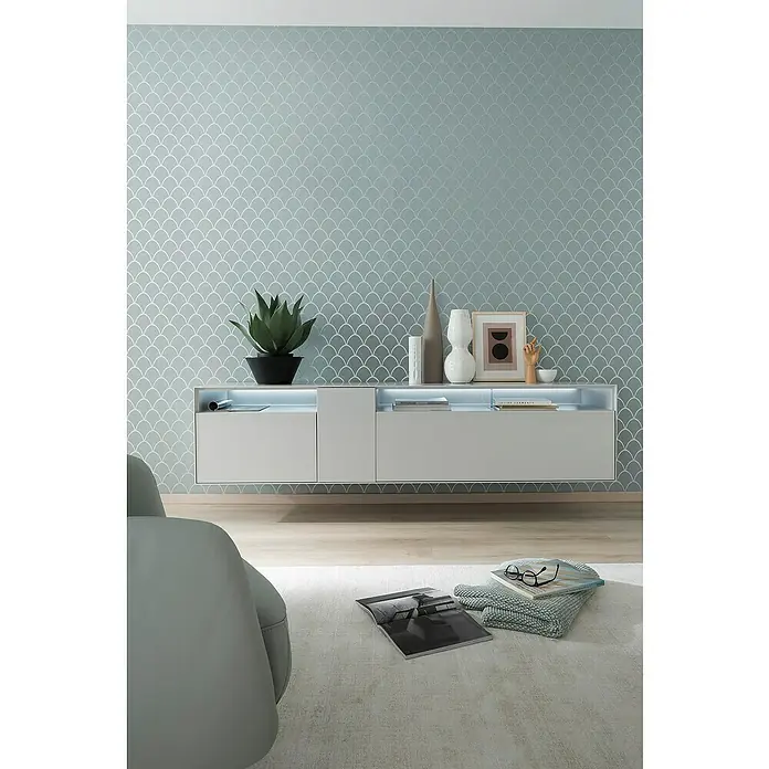 SCHÖNER WOHNEN-Kollektion New Spirit Vliestapete - Grün, Grafisch, 10,05 x 0,53 m - Elegantes Wohnzimmer mit einem schwebenden TV-Lowboard in Weiß, das mit stilvollen Dekorationen und integrierter Beleuchtung punktet.