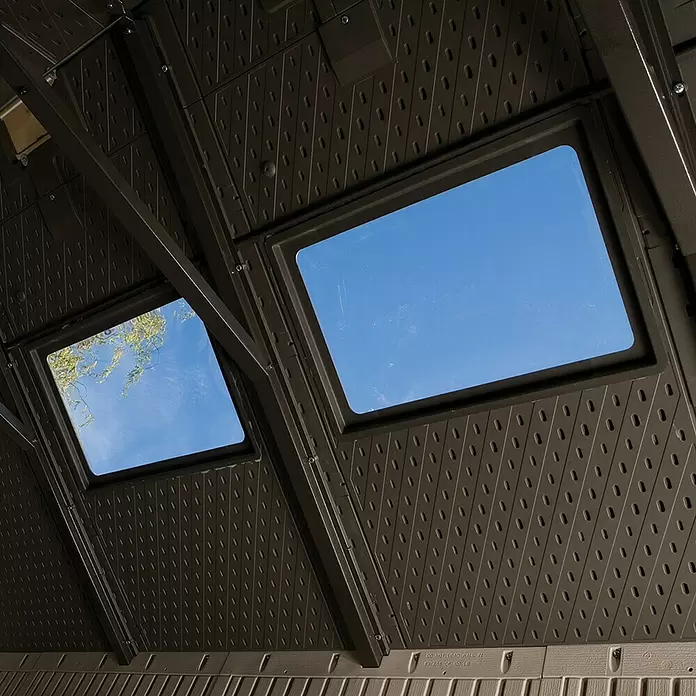 Lifetime Gerätehaus Residenz - Außenbreite inkl. Dachüberstand: 244 cm, Außentiefe inkl. Dachüberstand: 458 cm, Stahl, Anthrazit/Lichtgrau/Schwarz - Stimmungsaufnahme