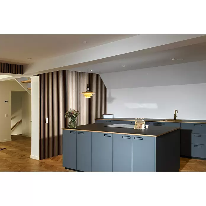 FibroTech Akustikpaneel Basic - Smoked Oak, 2.440 x 605 x 22 mm, 1 Paneel - Stimmungsaufnahme