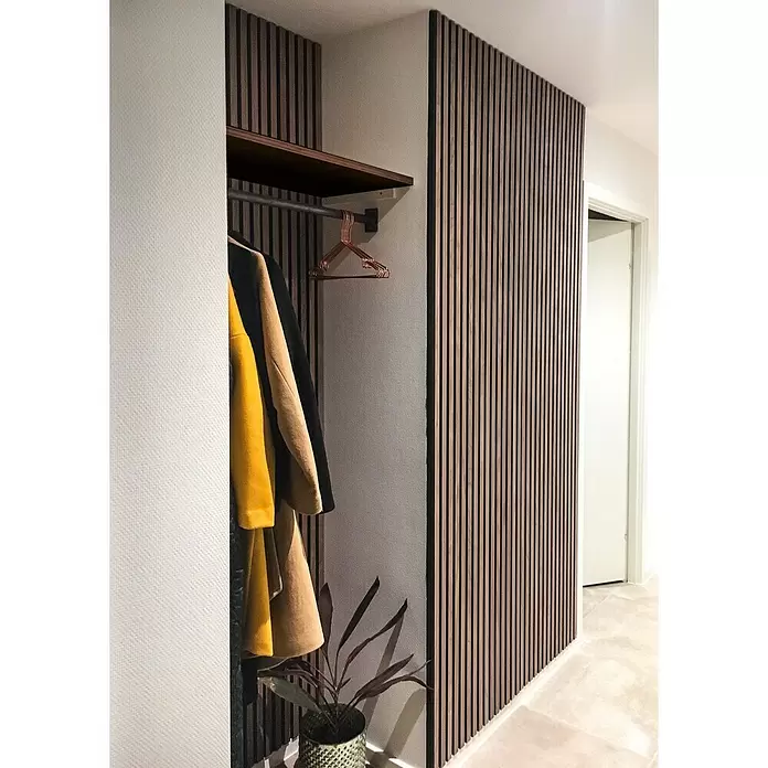 FibroTech Akustikpaneel Basic - Walnut, 2.440 x 605 x 22 mm, 1 Paneel - Stimmungsaufnahme