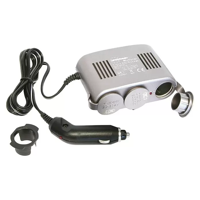 Carpoint Stekkerdoos 3-weg zilver 10A - 12 V - Diagonaal zicht